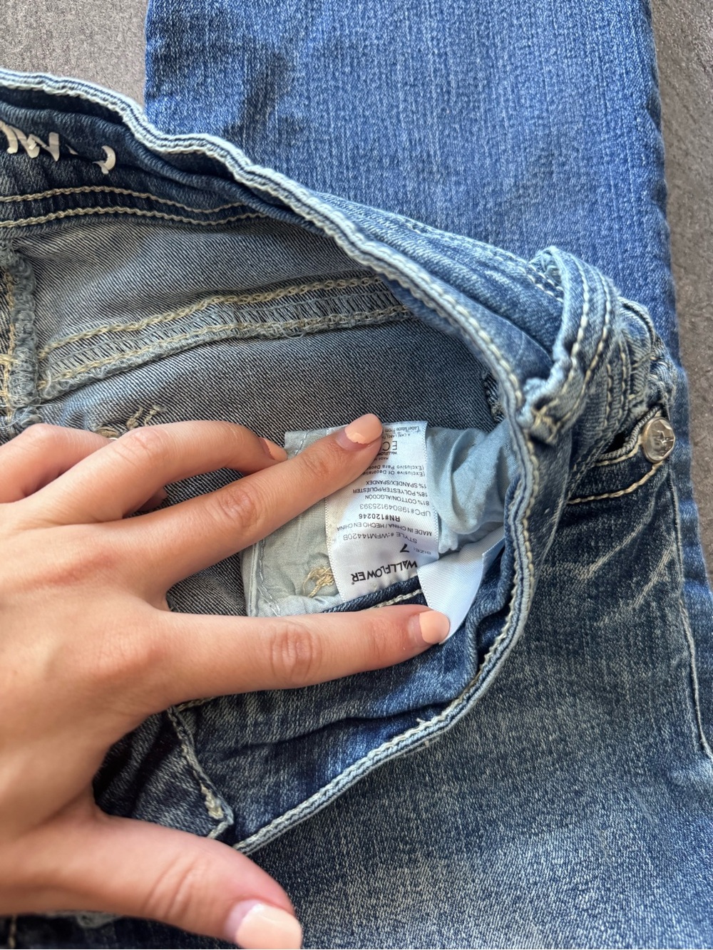 Wallflower Embroidered Back-Pocket Bootcut Jeans - Picture 4 of 4